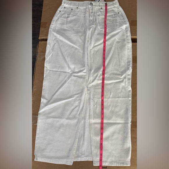 Boohoo WHITE WITH METALLIC COATED SPLIT FRONT DENIM MAXI SKIRT - Picture 15 of 16
